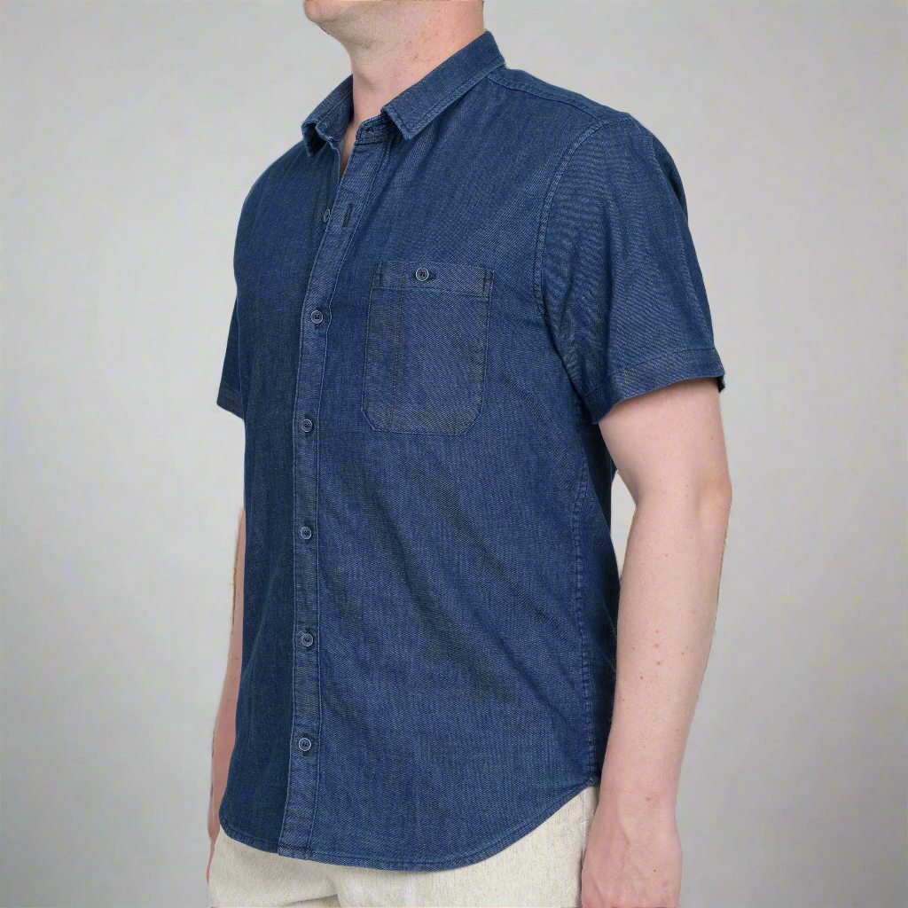 Model 6 foot 1 wearing the size Large_44 chambray short sleeve shirt, front view.