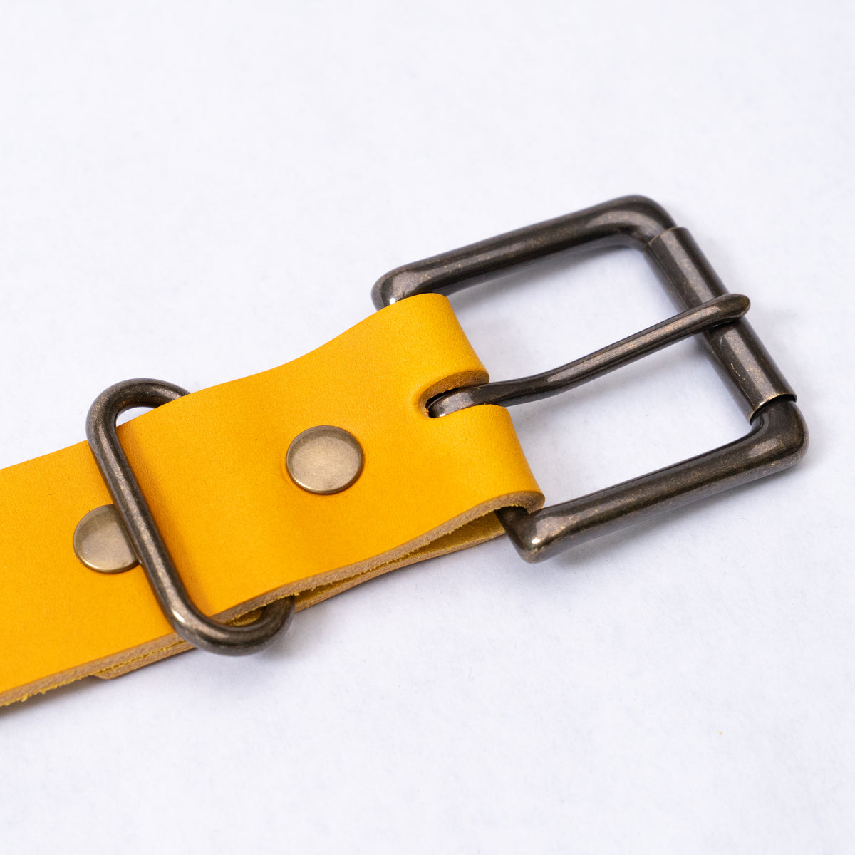 Detail of the belt tip and stitching on the olive Horween bull hide strap.